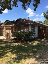 9827-9825 Ardash Ln in San Antonio, TX - Foto de edificio - Building Photo