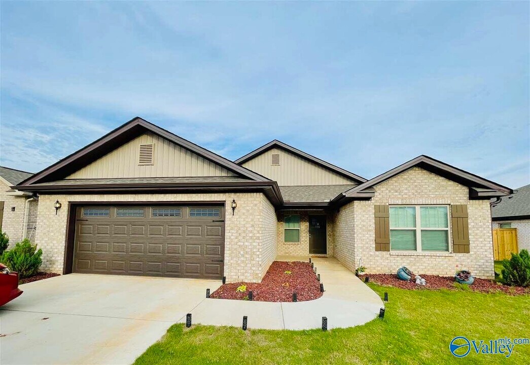 115 Edgestone Dr. in Harvest, AL - Building Photo