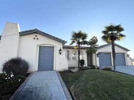 13045 Ridgewood Way in Chowchilla, CA - Building Photo