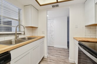 9700 Starkey Rd in Seminole, FL - Building Photo - Building Photo