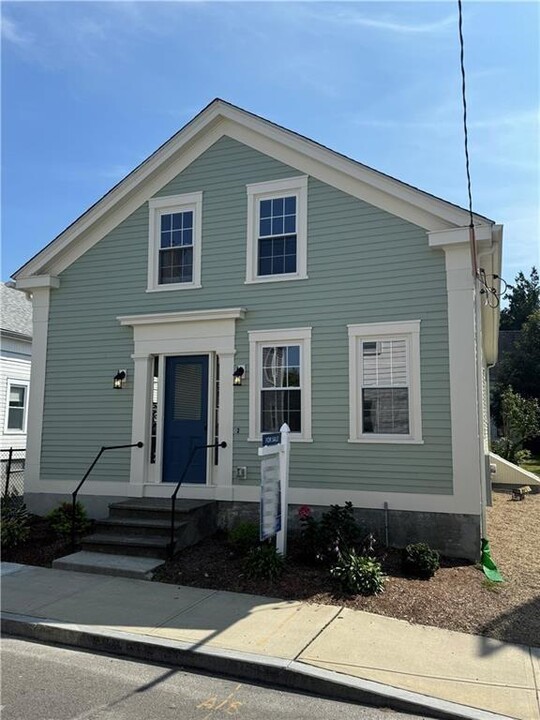 36 Congregational St in Bristol, RI - Building Photo