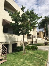 Grismer Apartments in Burbank, CA - Foto de edificio - Building Photo