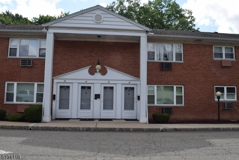 48 Lincoln Gdns in Parsippany Troy Hills, NJ - Foto de edificio