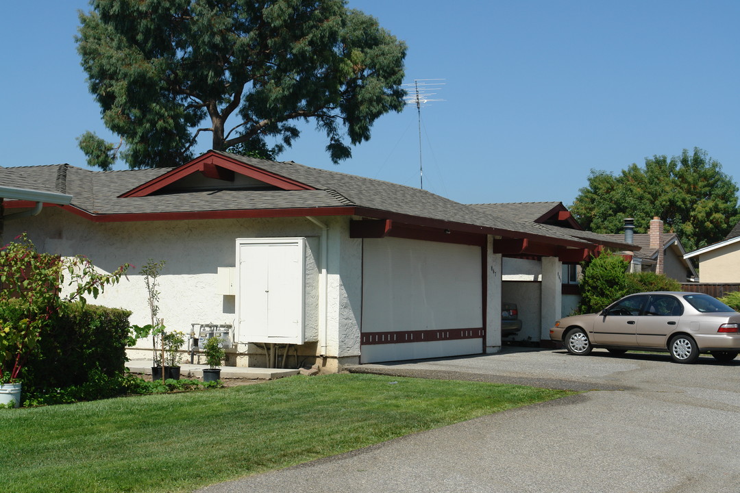 861 Canfield Ct in San Jose, CA - Foto de edificio