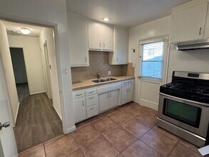 457 Oak St, Unit D in Glendale, CA - Foto de edificio - Building Photo