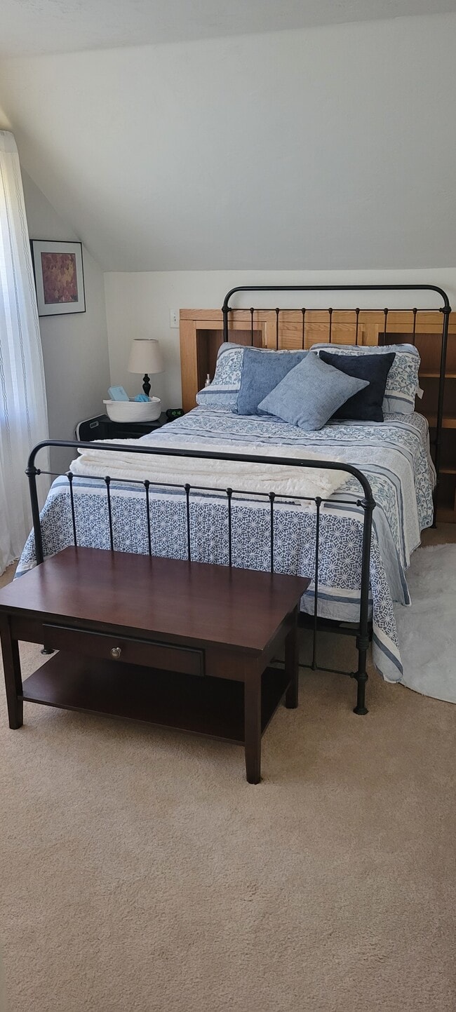 1055 NE Grandview Dr