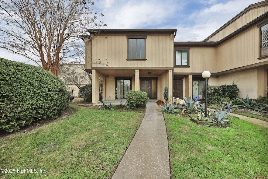 7646 Las Palmas Way, Unit Apt P22 in Jacksonville, FL - Building Photo