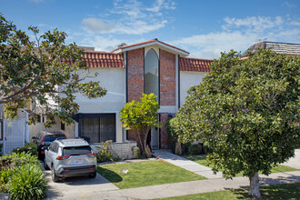 3607 Clarington Ave in Los Angeles, CA - Foto de edificio - Building Photo