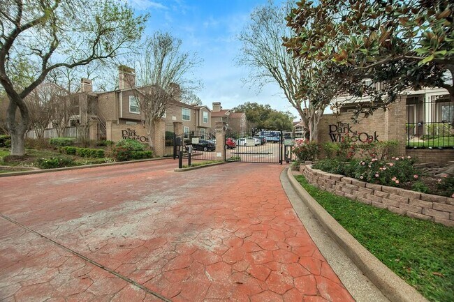1880 White Oak Dr in Houston, TX - Building Photo - Building Photo