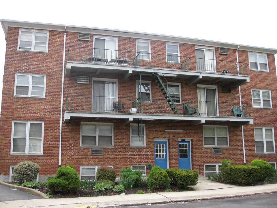 69-16 66th Dr in Flushing, NY - Building Photo