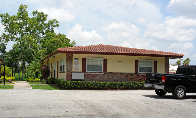 8701 NW 38th Dr in Coral Springs, FL - Foto de edificio - Building Photo