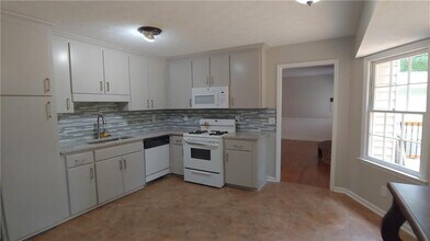 316 Creekbend Dr in Woodstock, GA - Building Photo - Building Photo