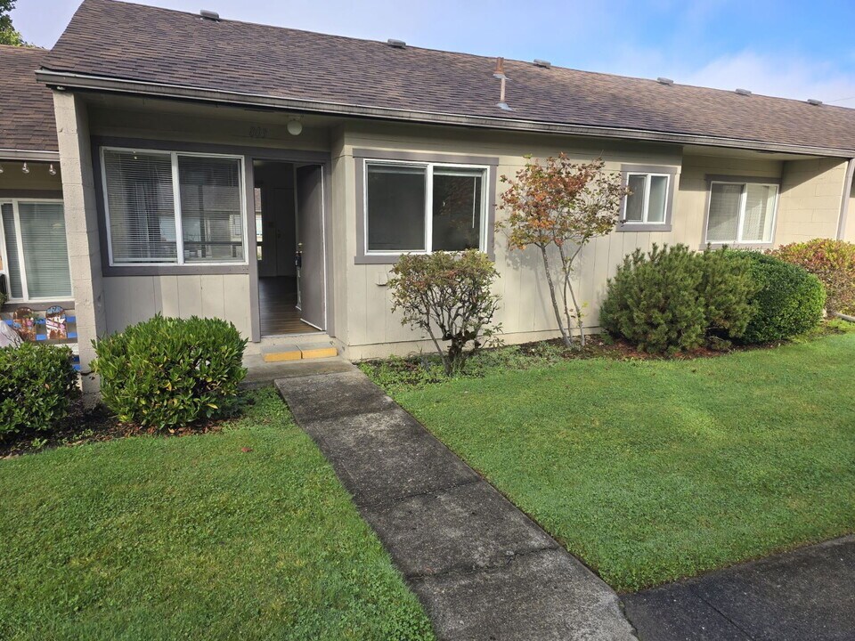 803 NE Alameda Ave in Roseburg, OR - Building Photo