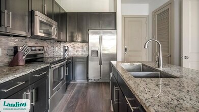 2626 Fountain View Dr, Unit 1-321 in Houston, TX - Foto de edificio - Building Photo