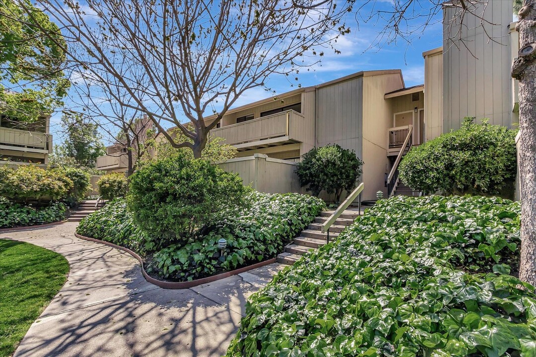 946 Kiely Blvd in Santa Clara, CA - Building Photo