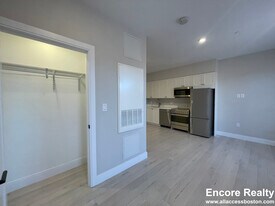 190 Green St, Unit 402 in Boston, MA - Building Photo