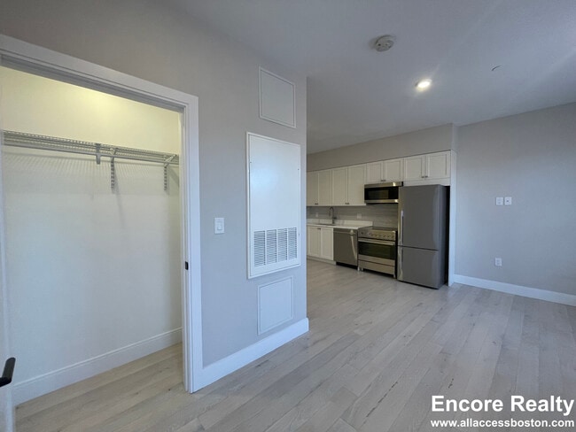 190 Green St, Unit 402