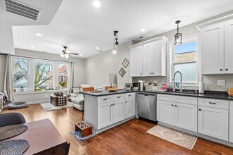 2418 W Medill Ave, Unit 002z in Chicago, IL - Building Photo - Building Photo