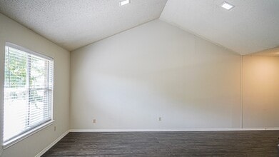 613-615-615 Barbara Jean Dr in Hewitt, TX - Building Photo - Building Photo