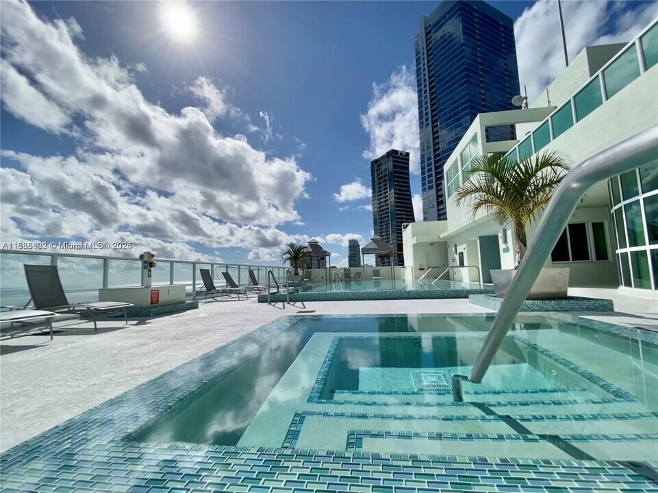 218 SE 14th St in Miami, FL - Building Photo