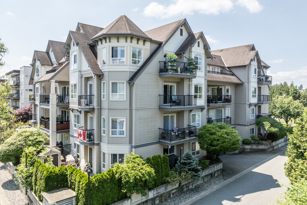 12090 227 St in Maple Ridge, BC - Building Photo