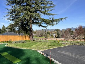 1964 Cloverlawn Dr in Grants Pass, OR - Foto de edificio - Building Photo