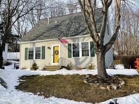 76 Acorn St in Hartford, VT - Building Photo
