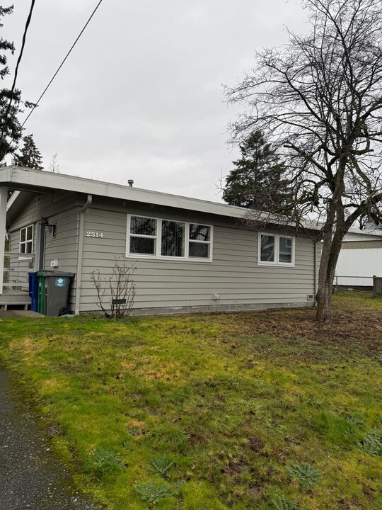 2514 NE 5th Pl in Renton, WA - Building Photo