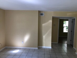 1030 NW 55th St in Gainesville, FL - Foto de edificio - Building Photo