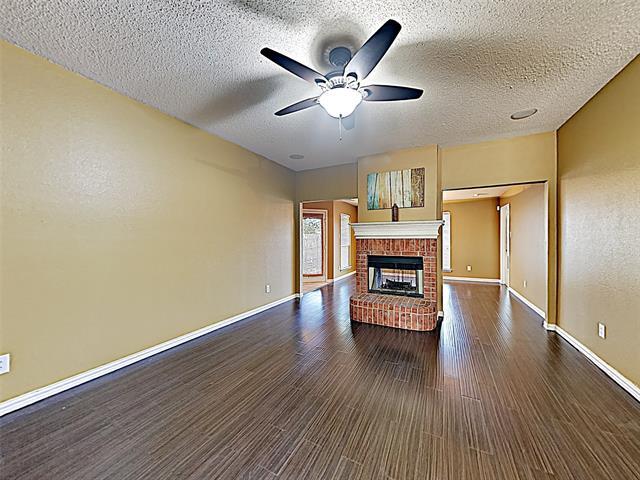 1324 Meadow Rose Trail in Burleson, TX - Foto de edificio - Building Photo