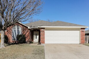 317 Glen Meadow Dr in Glenn Heights, TX - Building Photo
