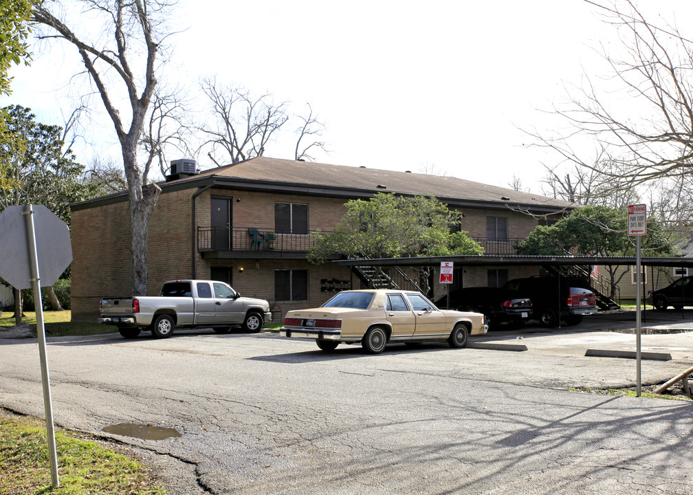 201 S Kansas Ave in League City, TX - Building Photo