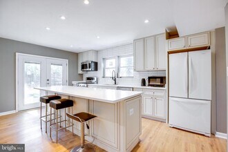 3923 Forest Grove Dr in Annandale, VA - Building Photo - Building Photo