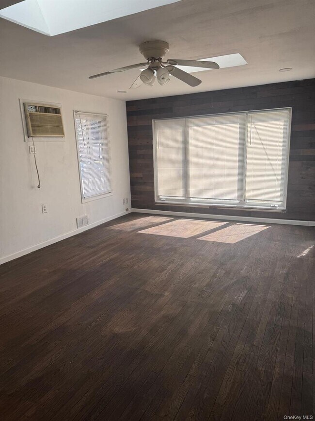 383 Locust St in Central Islip, NY - Building Photo - Building Photo