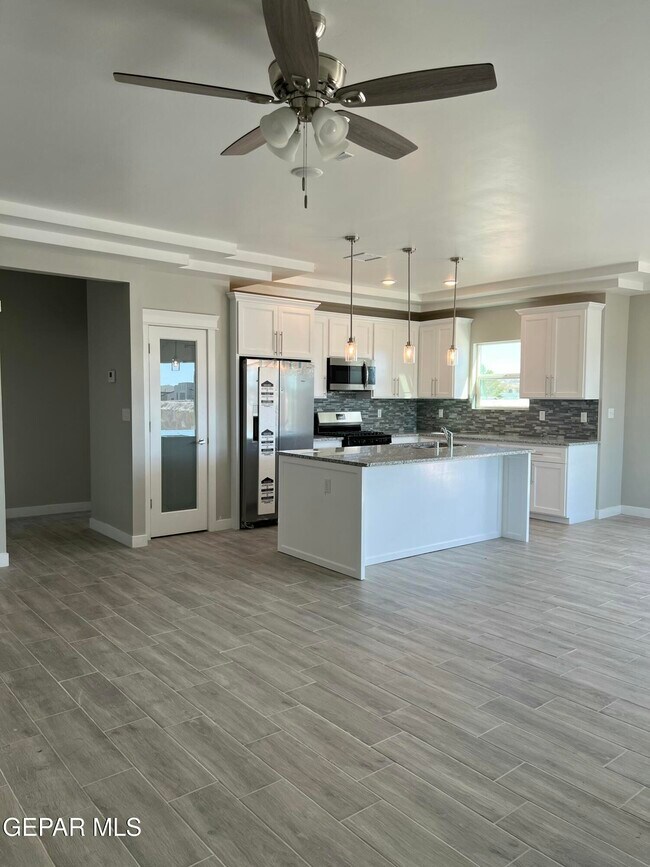 12035 Iron Holw St in Socorro, TX - Building Photo - Building Photo