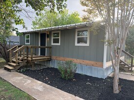 909 Hackberry St in Blanco, TX - Building Photo