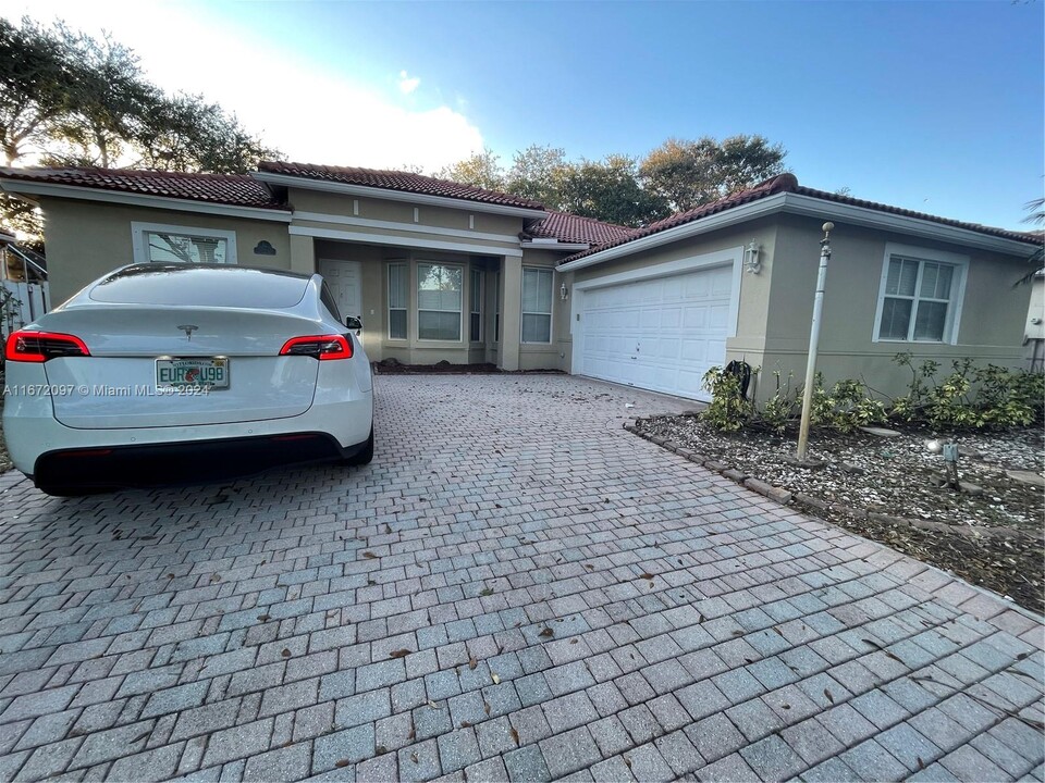 5263 SW 34th Way in Fort Lauderdale, FL - Building Photo