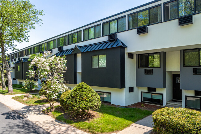 Whitewood Pond Apartments in North Haven, CT - Foto de edificio - Building Photo