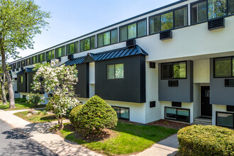 Whitewood Pond Apartments in North Haven, CT - Building Photo - Building Photo