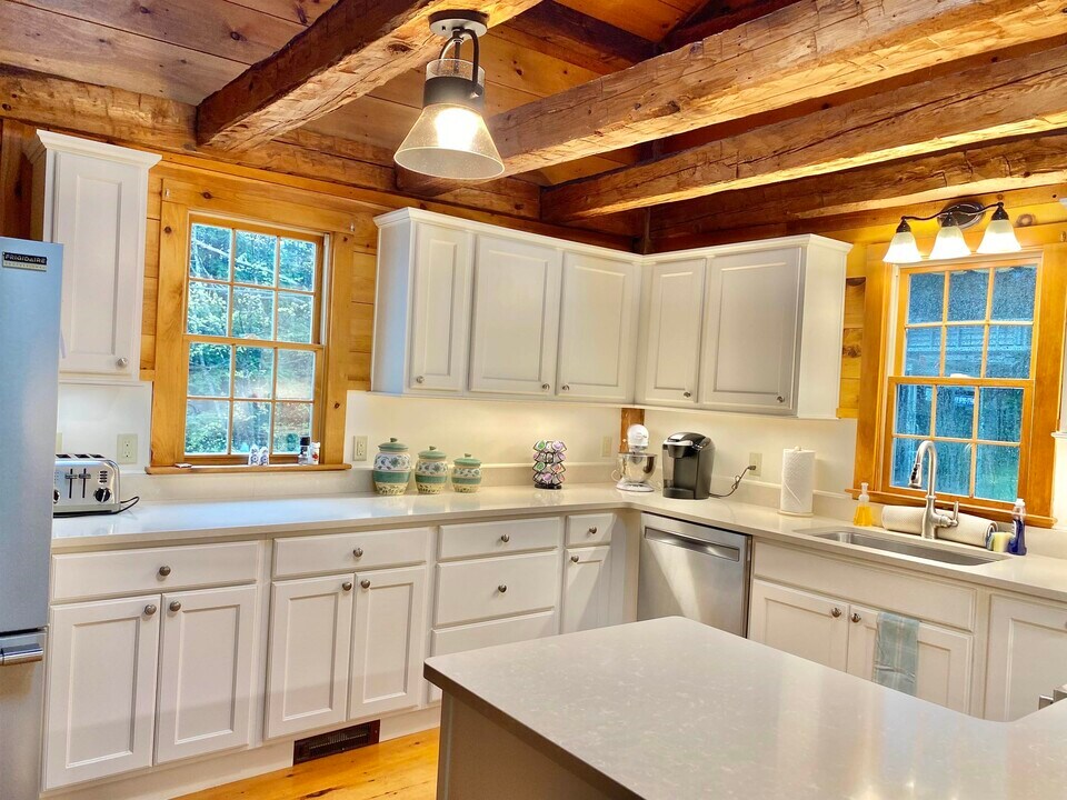 867 Quaker St in Henniker, NH - Building Photo