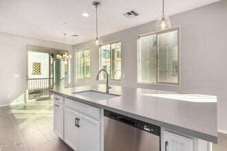 1677 E Chelsea Ln in Gilbert, AZ - Foto de edificio - Building Photo