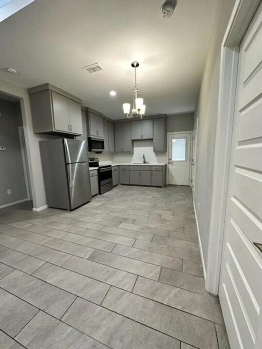 909 W Sunset Valley St in Alton, TX - Building Photo