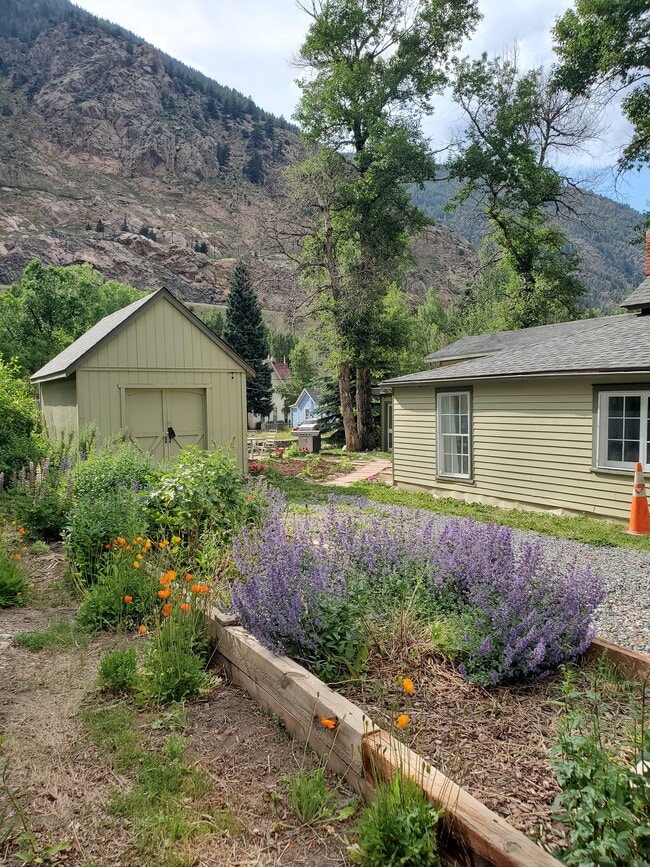 property at 911 Taos St