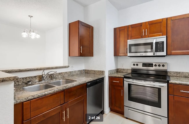 18001 Richmond Pl Dr, Unit 121 in Tampa, FL - Foto de edificio - Building Photo