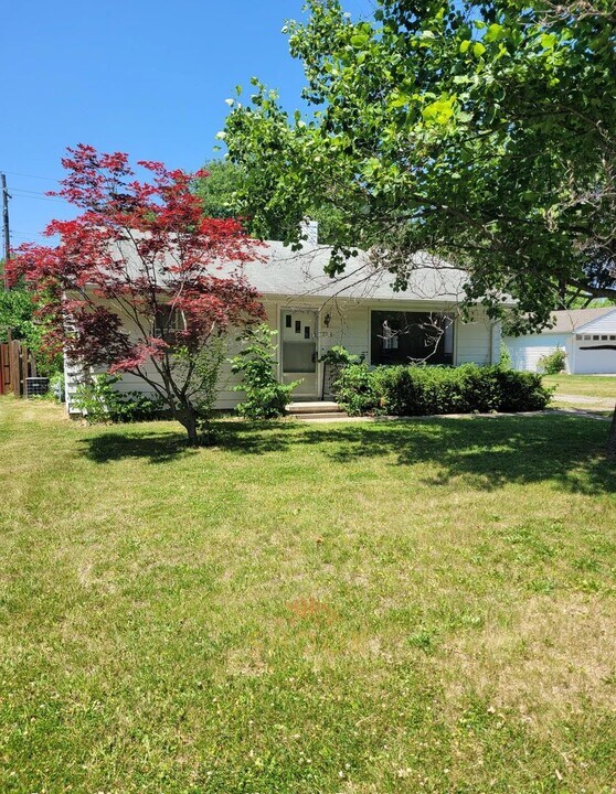 AVAILABLE JUNE 2026 - 2 BR + DEN WITH LARGE YARD in West Lafayette, IN - Building Photo