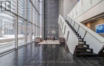 33 Charles St E in Toronto, ON - Building Photo - Building Photo