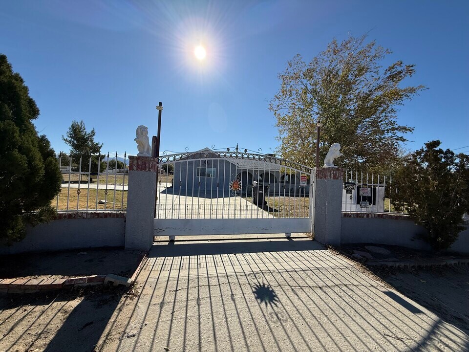 9302 E Avenue R14 in Littlerock, CA - Foto de edificio