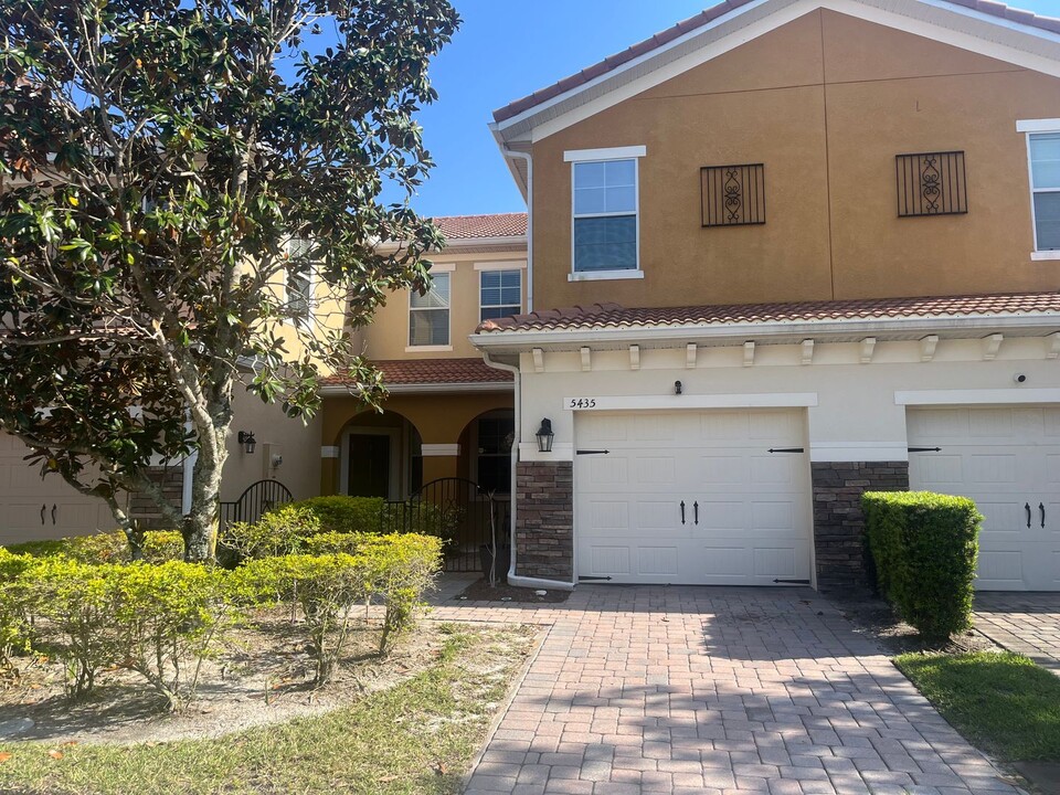 5435 Via Appia Way in Sanford, FL - Building Photo