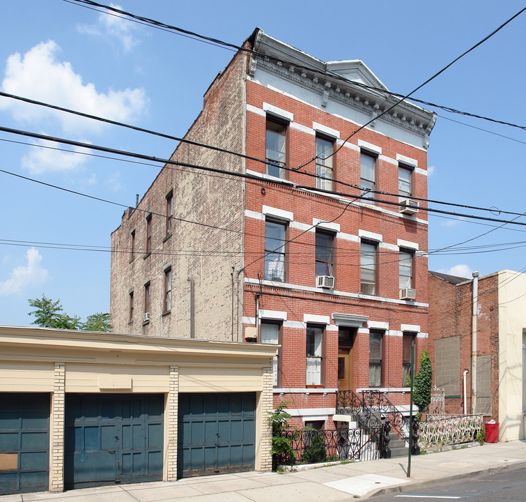 224 19th St in Union City, NJ - Building Photo