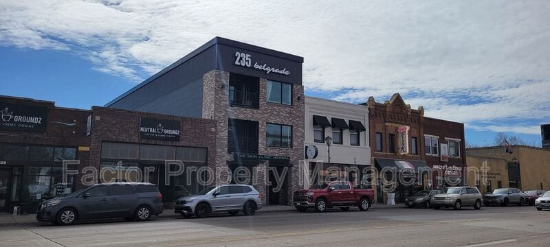 235 Belgrade Ave in North Mankato, MN - Foto de edificio